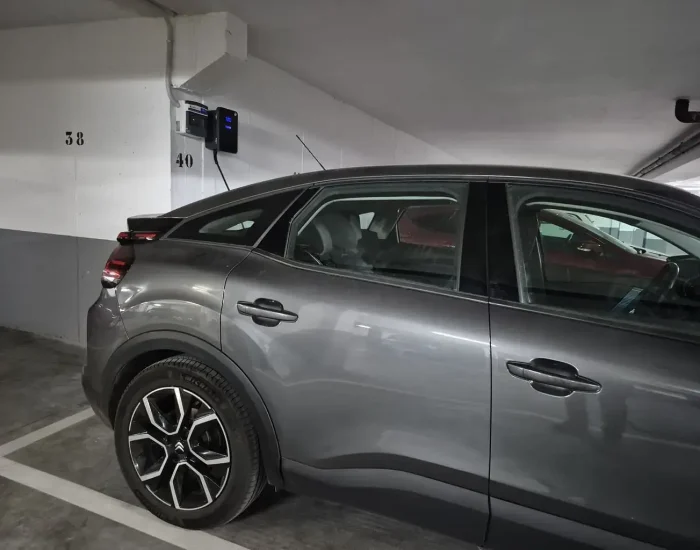 Vehículo eléctrico Citroën conectado a punto de recarga en garaje comunitario en Las Tablas, Madrid