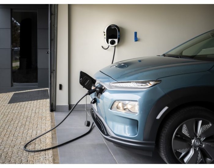 Cargador eléctrico instalado en garaje privado en Pozuelo de Alarcón para coche eléctrico