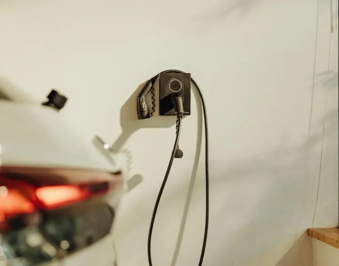 Punto de recarga para coche eléctrico instalado en una pared de garaje en Alcobendas, Madrid